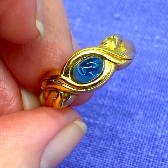Vintage Avon ring size 7.75 gold tone with a blue center stone 🌷🌺 - Picture 6 of 7